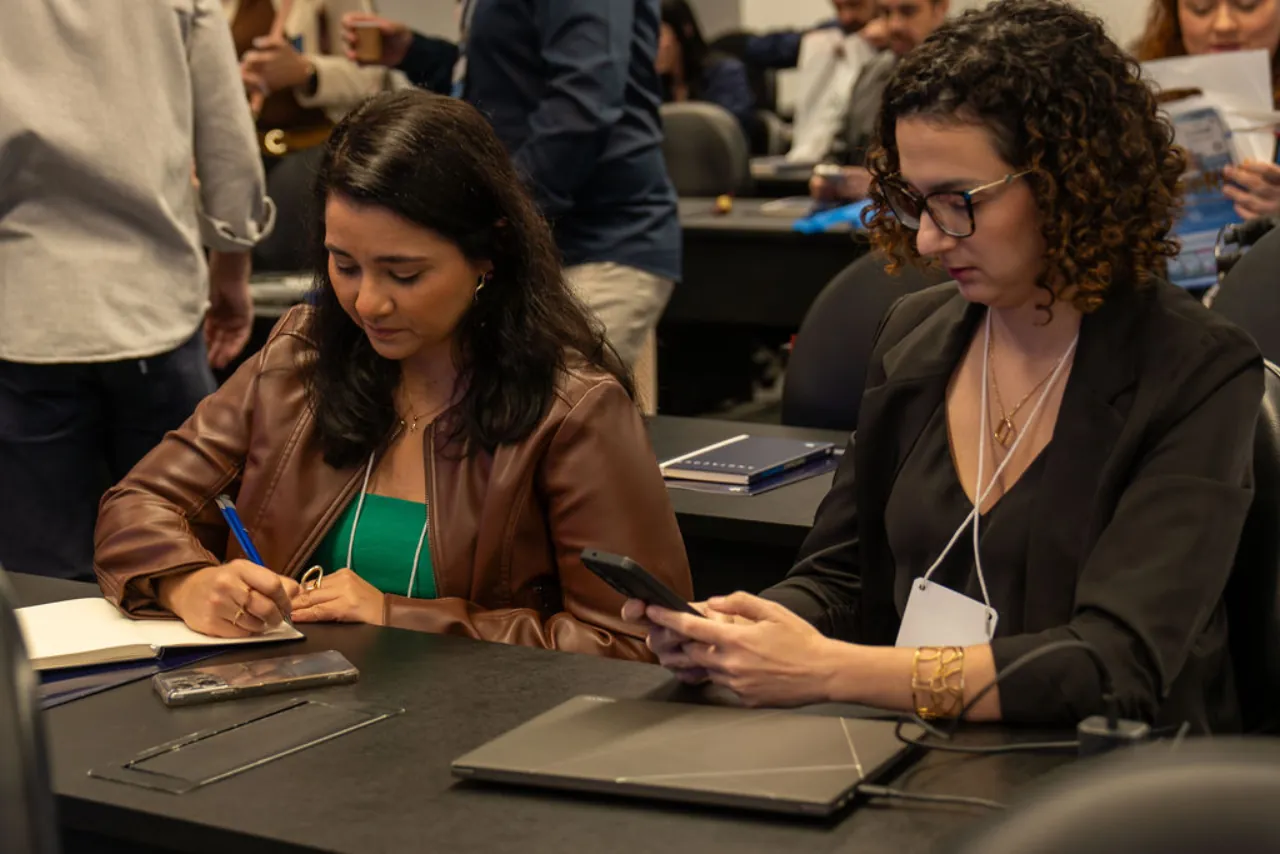 Participantes acompanhando e registrando o conteúdo da Imersão