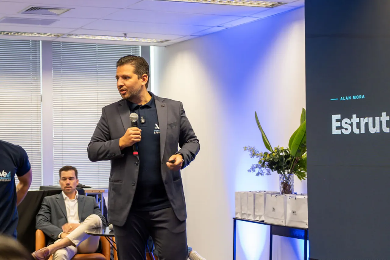 Alan Mora apresentando uma aula sobre estrutura e crescimento
