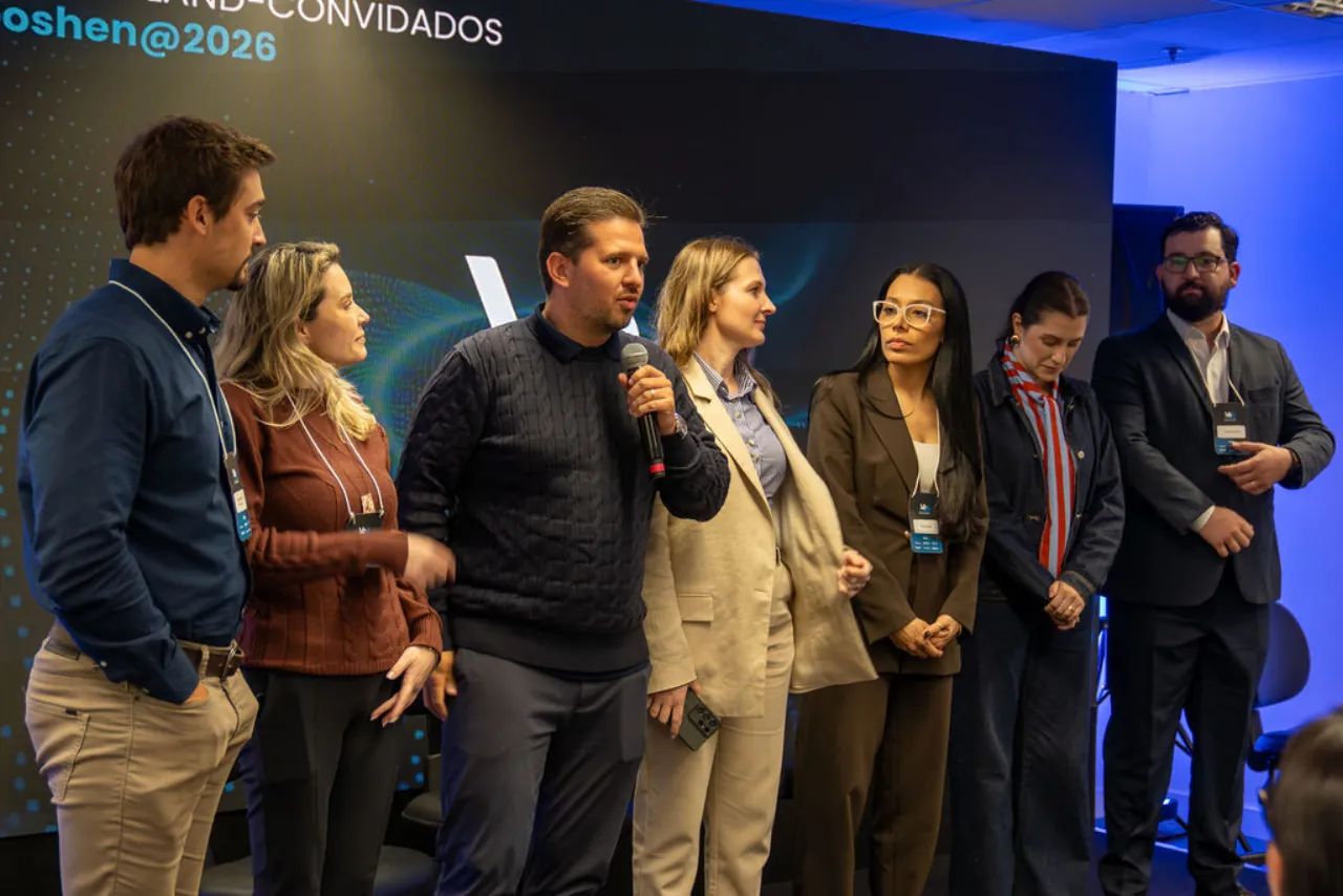 Participantes reunidos no palco durante uma dinâmica