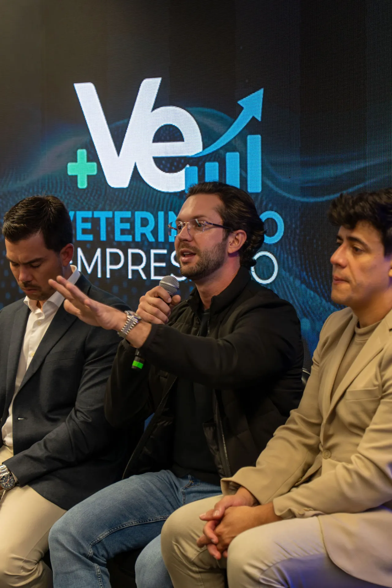 Mentor falando ao público durante o painel da Imersão