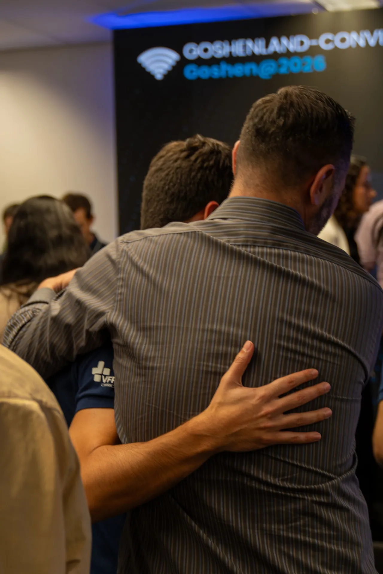 Abraço entre participantes ao final de um momento de conexão
